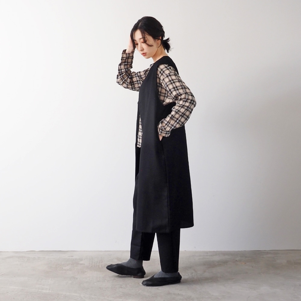 ウールリサイクルクロス ロングジレ ジレを着た女性の全身