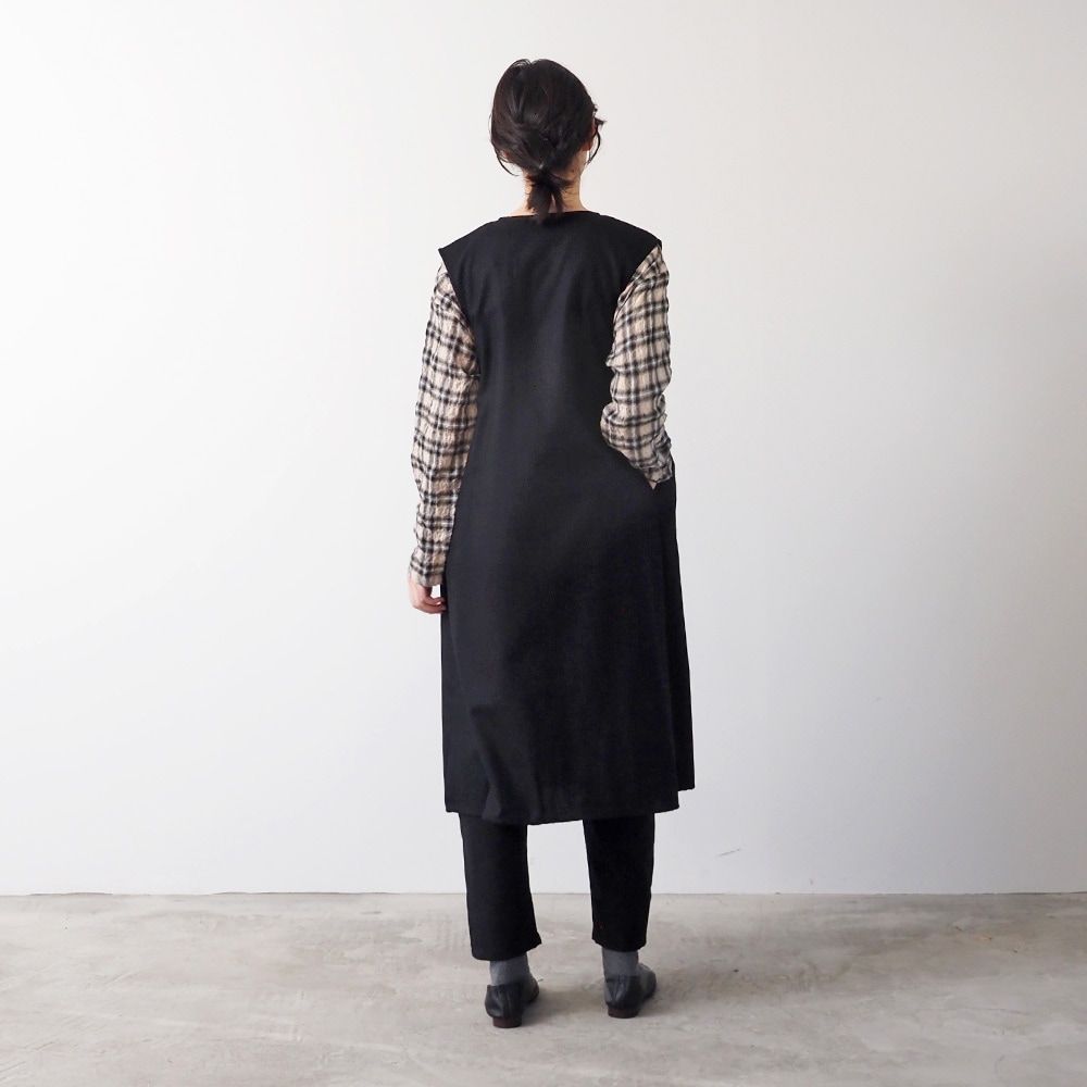 ウールリサイクルクロス ロングジレ ジレを着た女性の全身