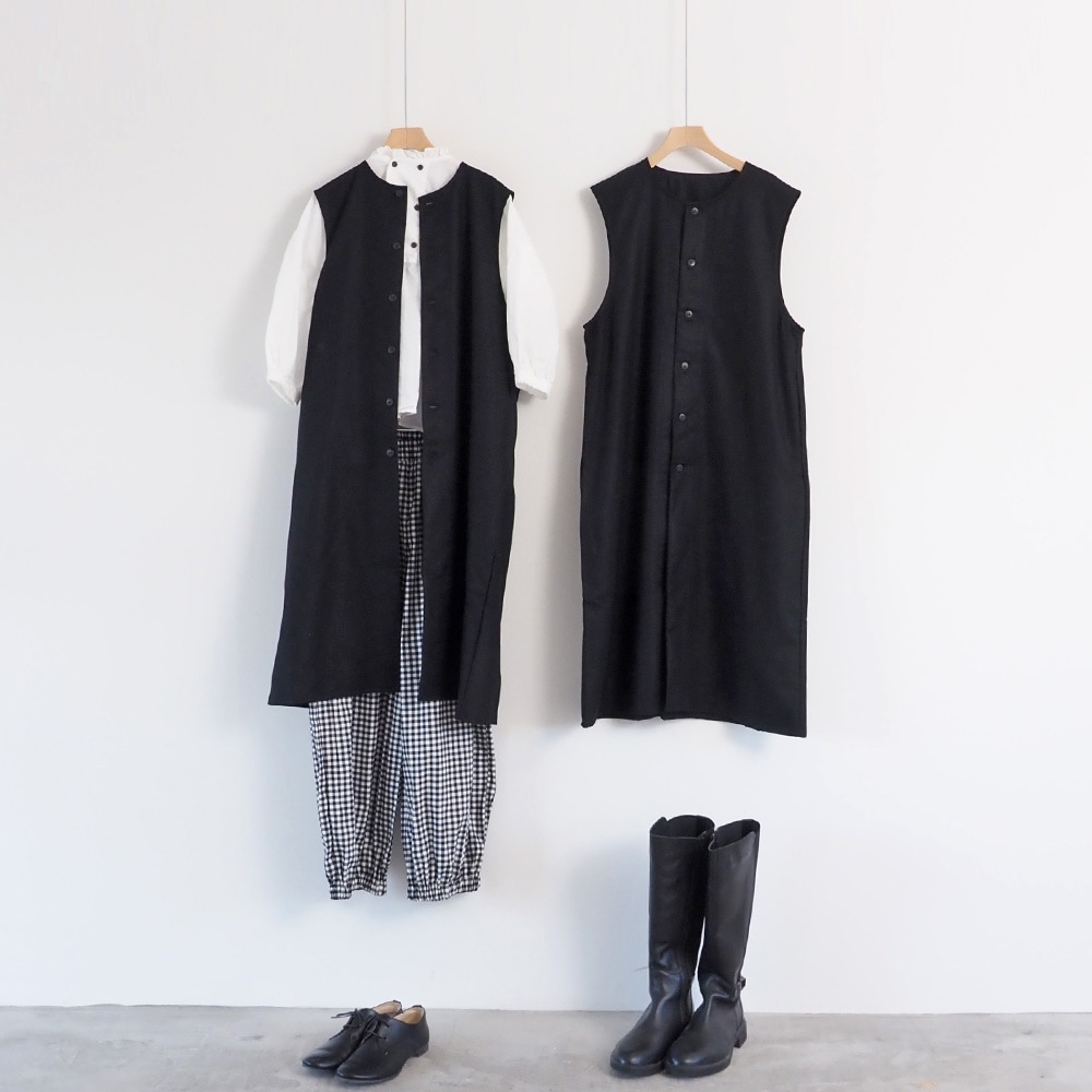 ウールリサイクルクロス ロングジレ ジレを着た女性の正面