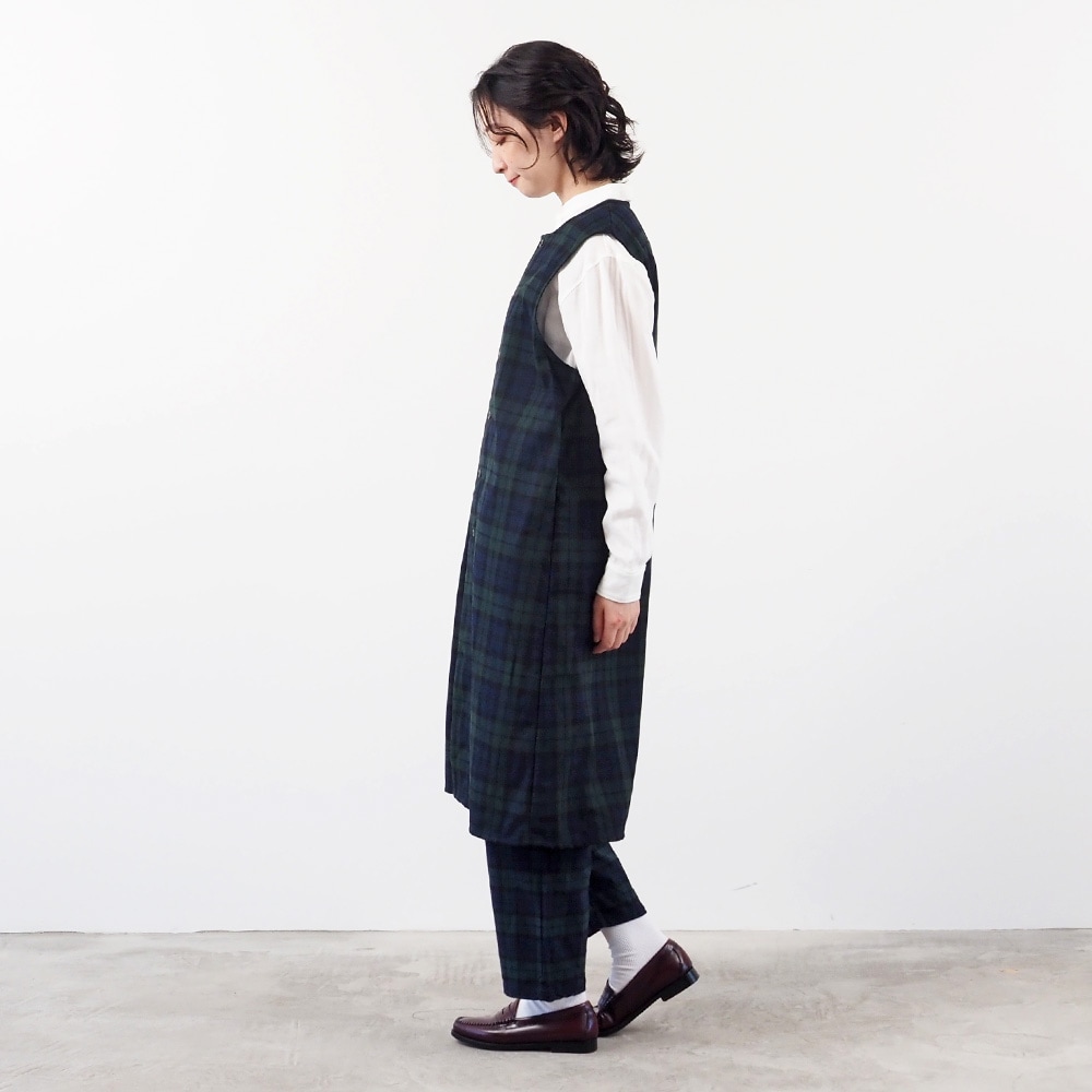 ウールリサイクルクロスチェック ロングジレ　ジレを着た女性の全身