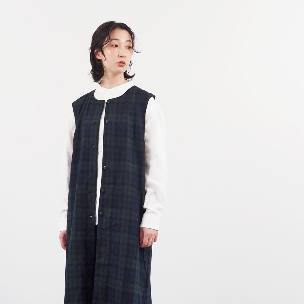 ウールリサイクルクロスチェック ロングジレ　ジレを着た女性の正面