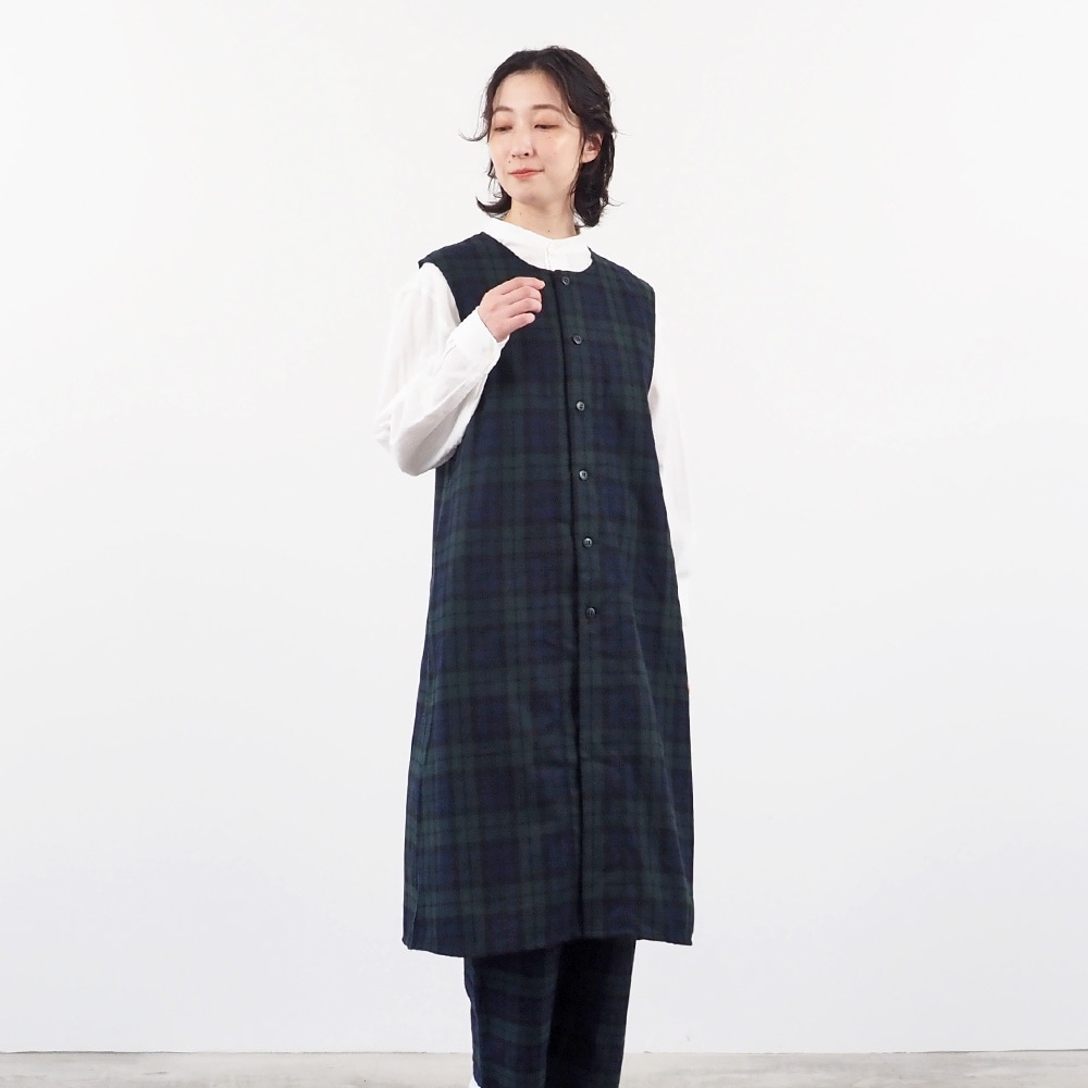 ウールリサイクルクロスチェック ロングジレ　ジレを着た女性の正面