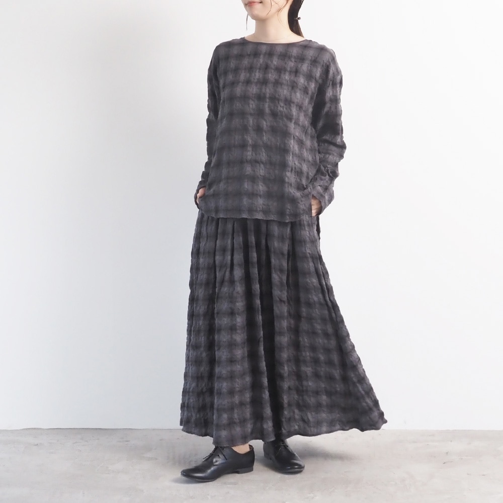 へリンボンシャーリングチェック ラウンドシャツ　プルオーバーを着た女性の全身