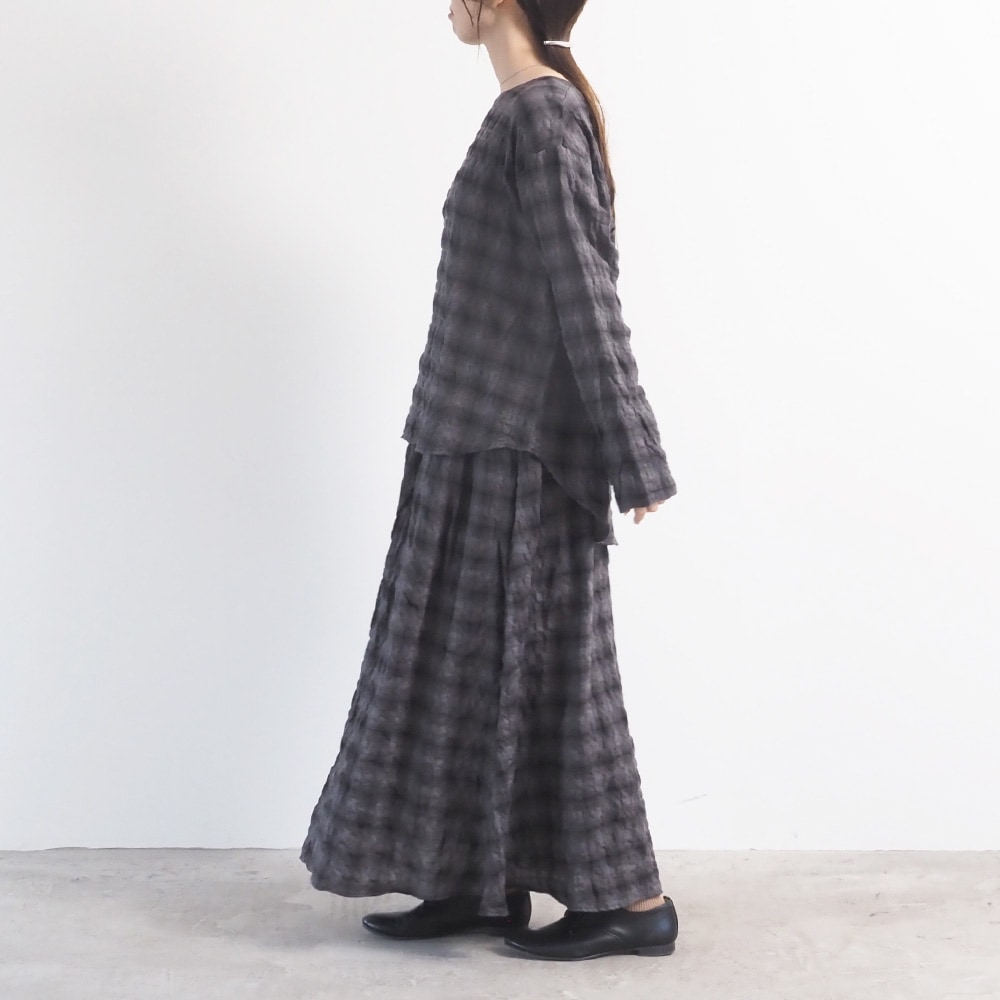 へリンボンシャーリングチェック ラウンドシャツ　プルオーバーを着た女性の全身