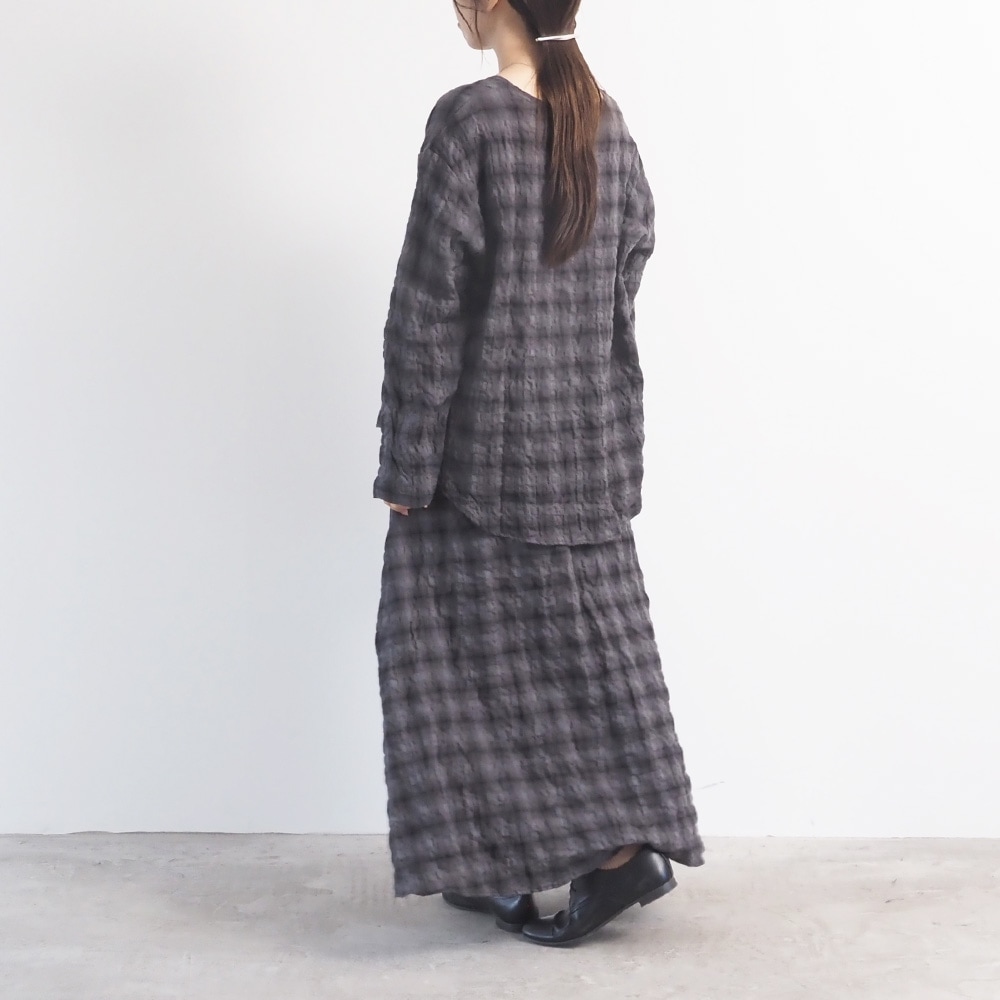 へリンボンシャーリングチェック ラウンドシャツ　プルオーバーを着た女性の全身