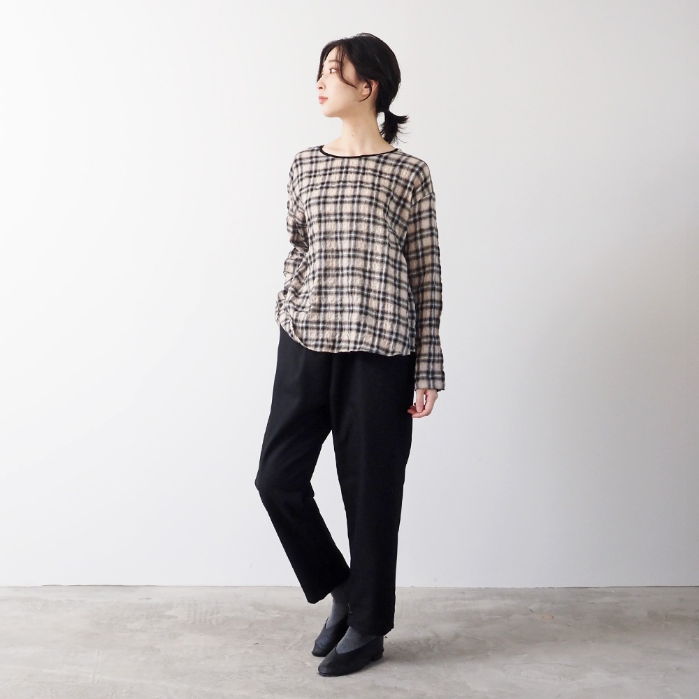 へリンボンシャーリングチェック ラウンドシャツ　プルオーバーを着た女性の全身