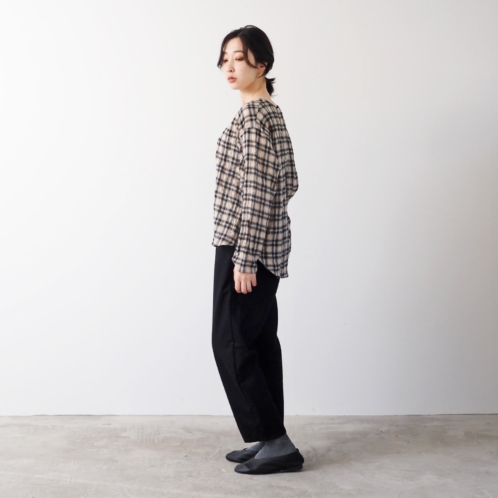 へリンボンシャーリングチェック ラウンドシャツ　プルオーバーを着た女性の全身