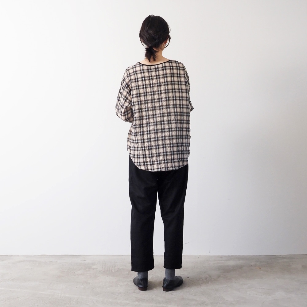 へリンボンシャーリングチェック ラウンドシャツ　プルオーバーを着た女性の全身