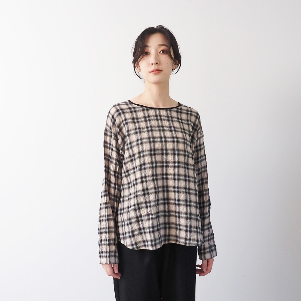 へリンボンシャーリングチェック ラウンドシャツ　プルオーバーを着た女性の全身