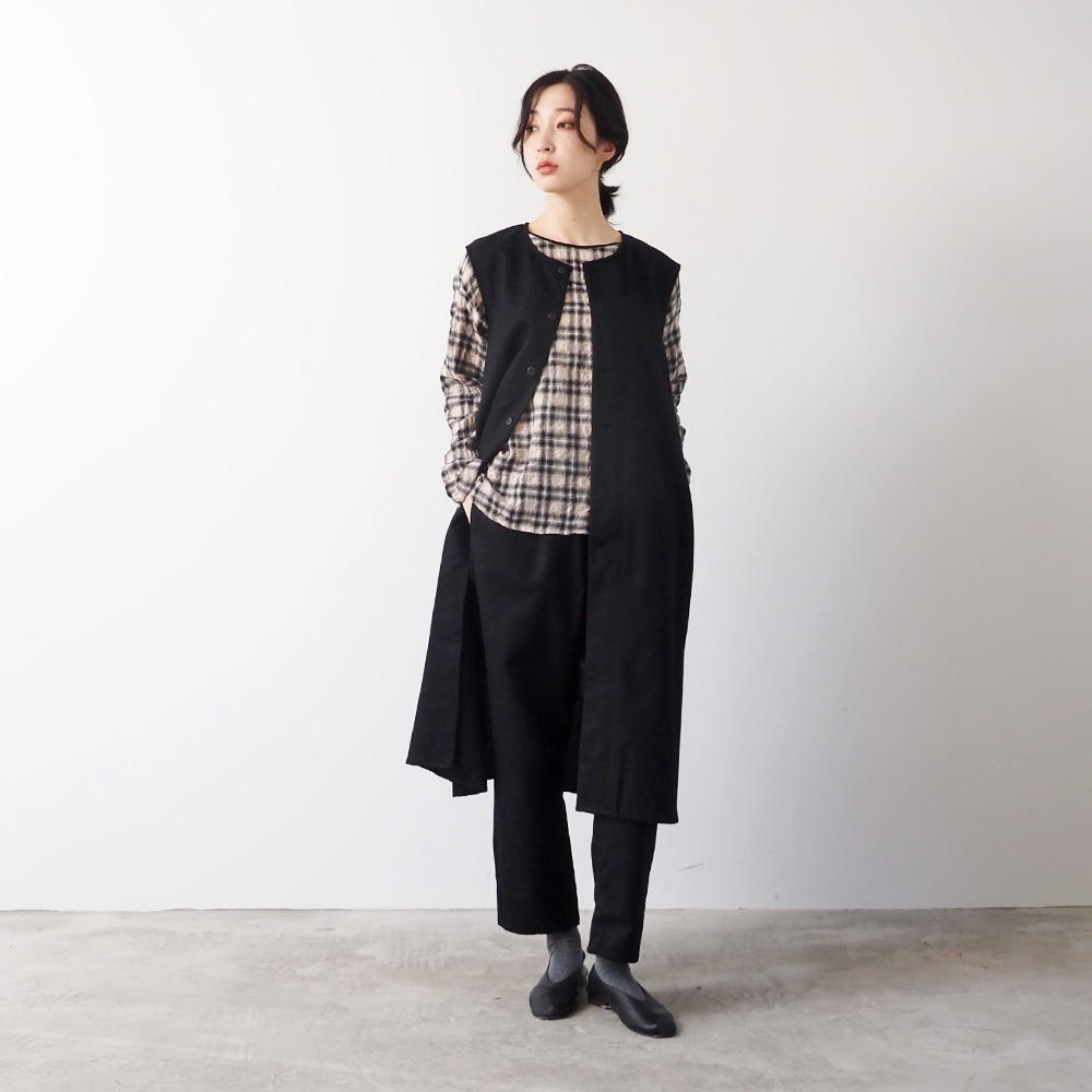 へリンボンシャーリングチェック ラウンドシャツ　プルオーバーを着た女性の全身