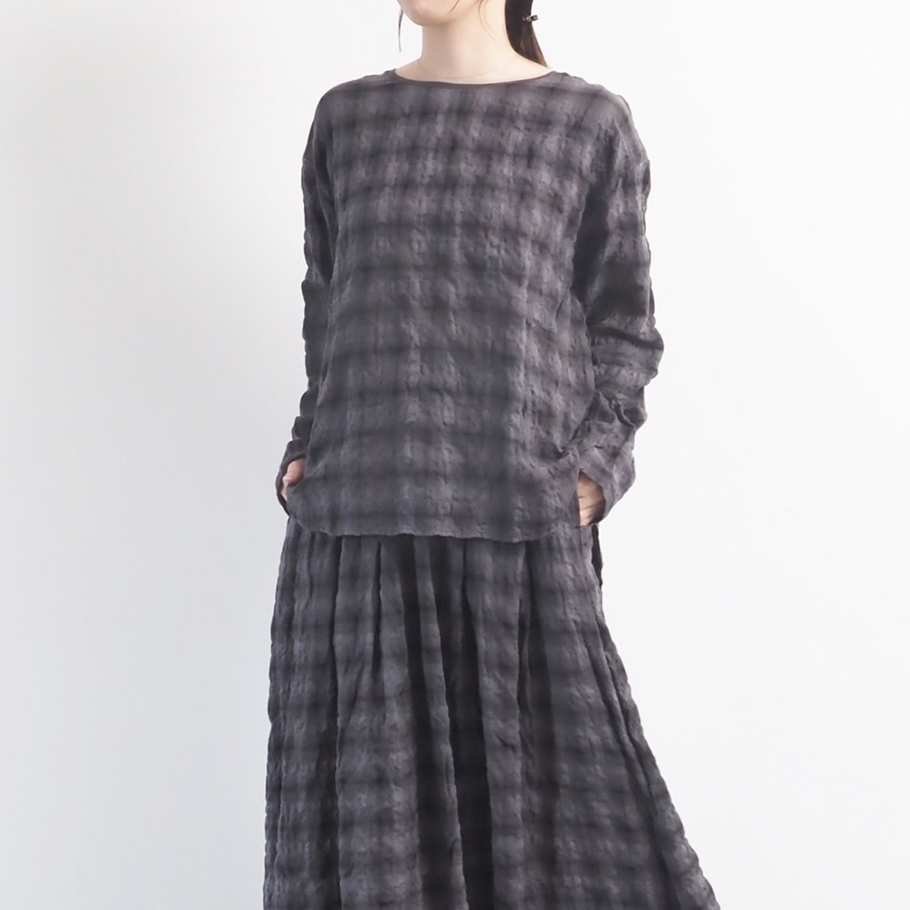 へリンボンシャーリングチェック ラウンドシャツ　プルオーバーを着た女性の正面