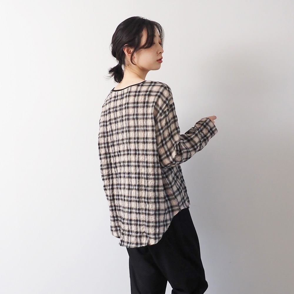 へリンボンシャーリングチェック ラウンドシャツ　プルオーバーを着た女性の正面