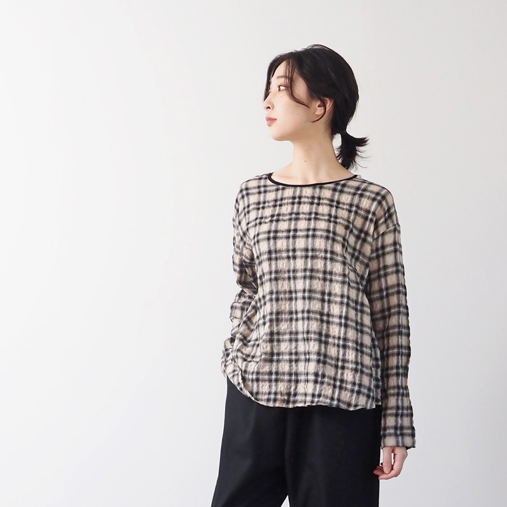 へリンボンシャーリングチェック ラウンドシャツ　プルオーバーを着た女性の正面