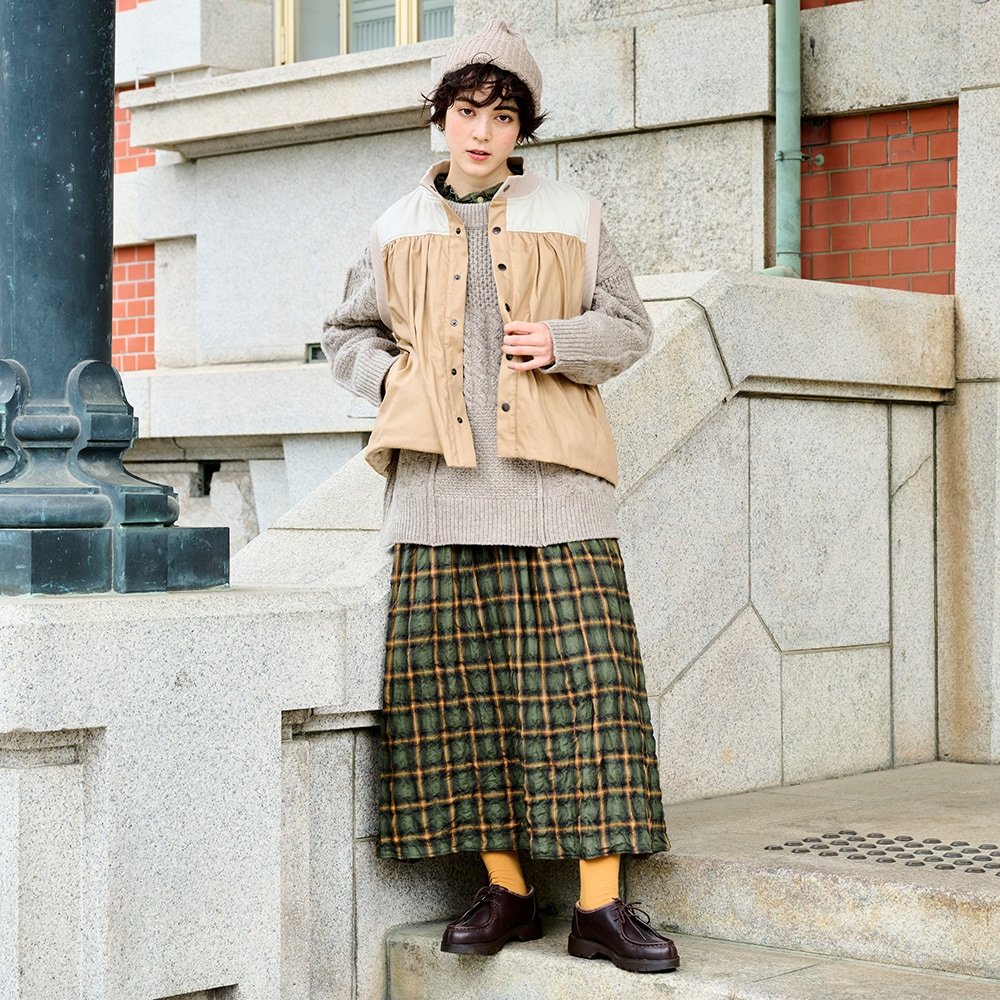 へリンボンシャーリングチェック スカート スカートを着た女性の全身