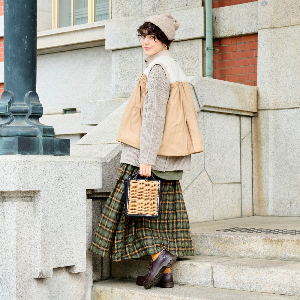 へリンボンシャーリングチェック スカート スカートを着た女性の全身