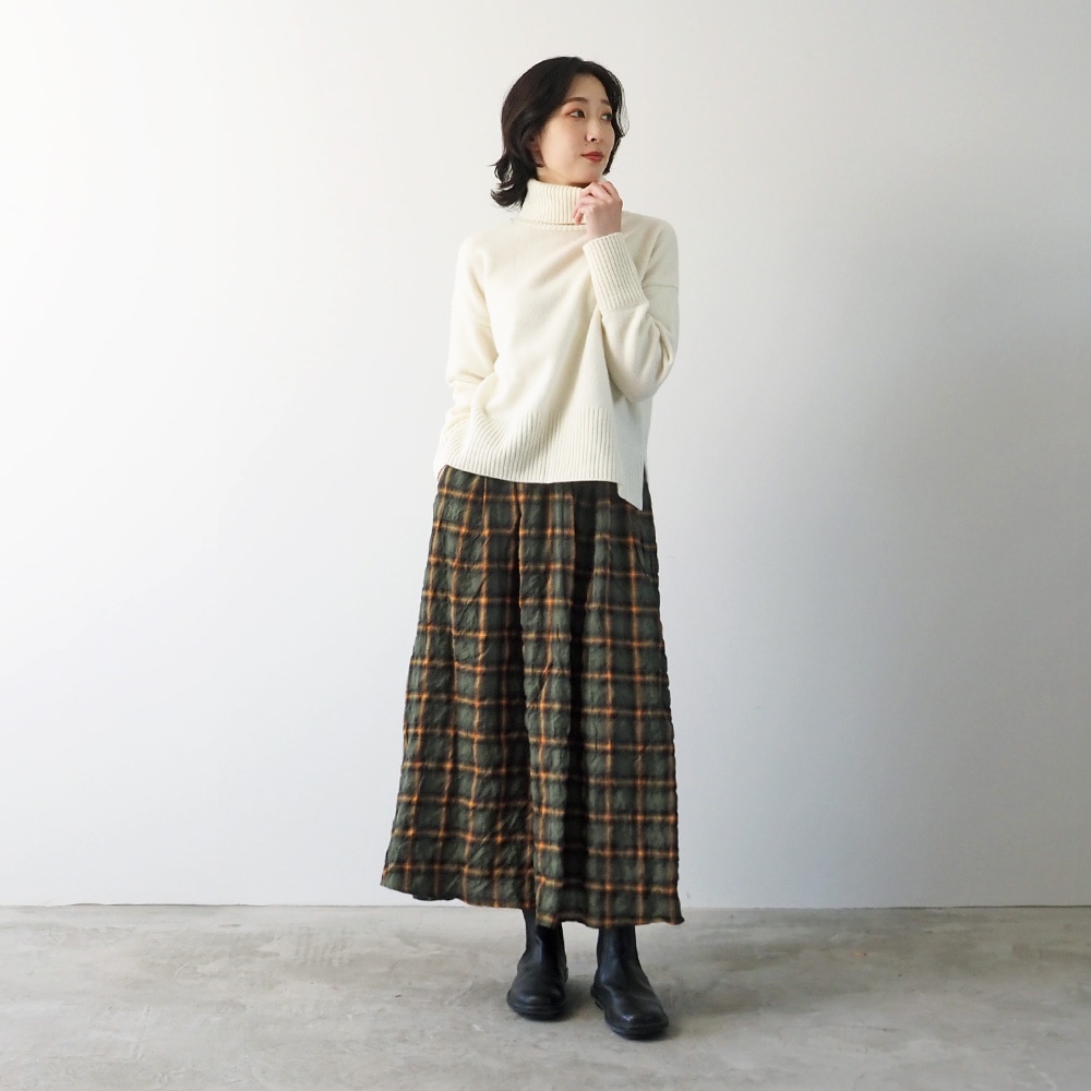 へリンボンシャーリングチェック スカート スカートを着た女性の全身