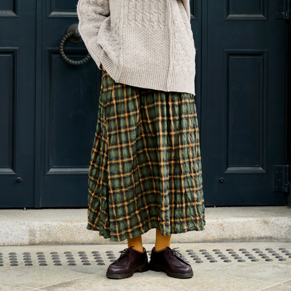 へリンボンシャーリングチェック スカート スカートを着た女性の正面