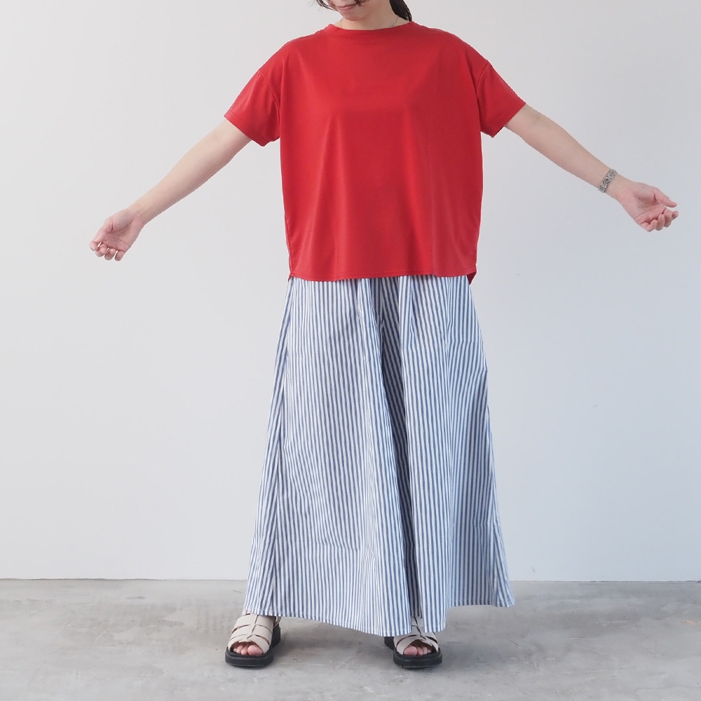 マイクロライクアウーヴン クルーネックT　Tシャツを着た女性の全身