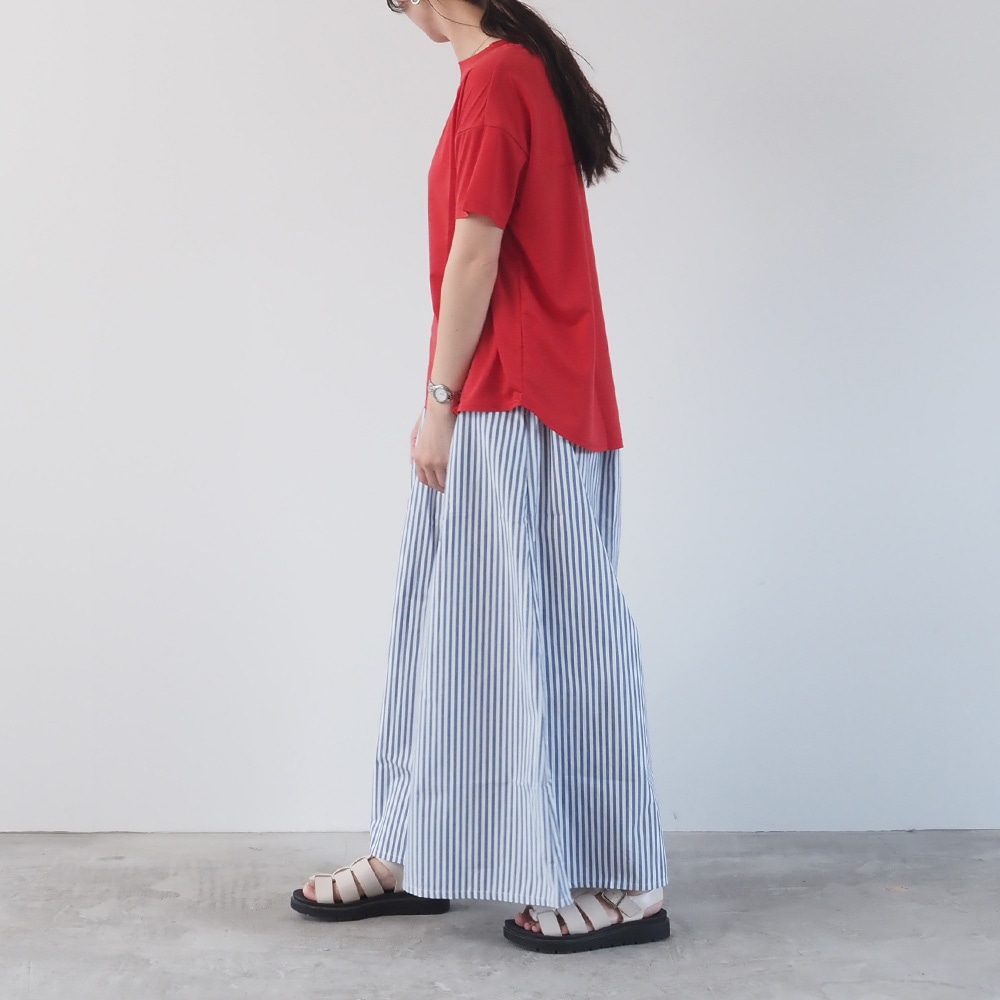 マイクロライクアウーヴン クルーネックT　Tシャツを着た女性の全身