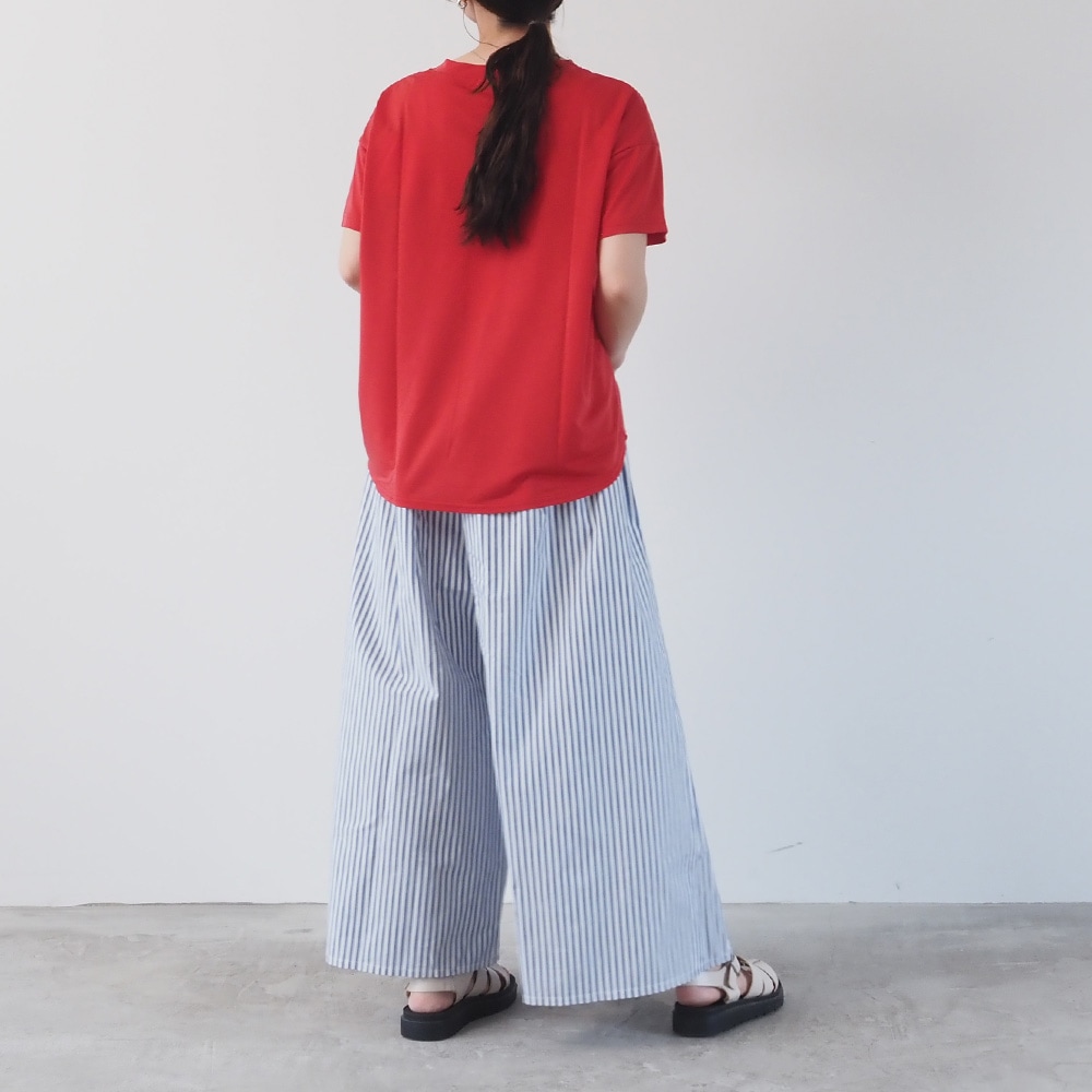 マイクロライクアウーヴン クルーネックT　Tシャツを着た女性の全身