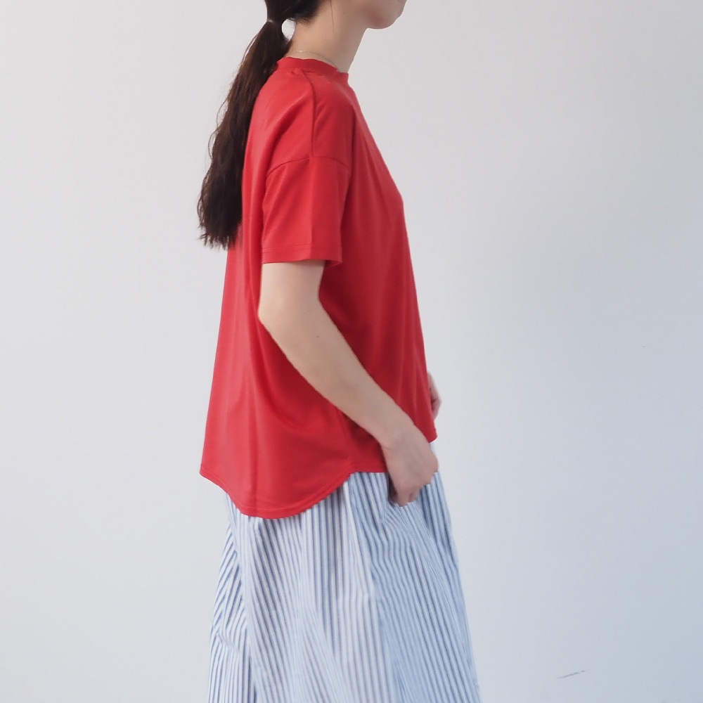 マイクロライクアウーヴン クルーネックT　Tシャツを着た女性の全身