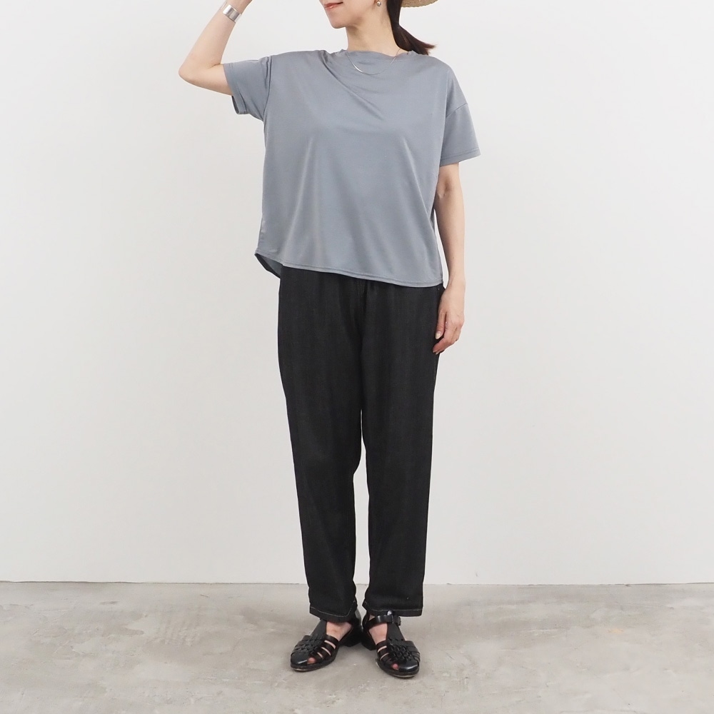 マイクロライクアウーヴン クルーネックT　Tシャツを着た女性の全身