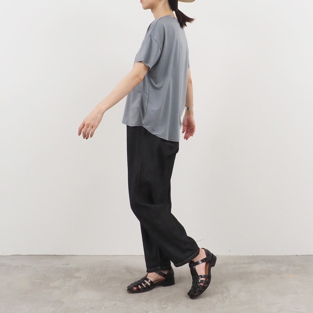 マイクロライクアウーヴン クルーネックT　Tシャツを着た女性の全身