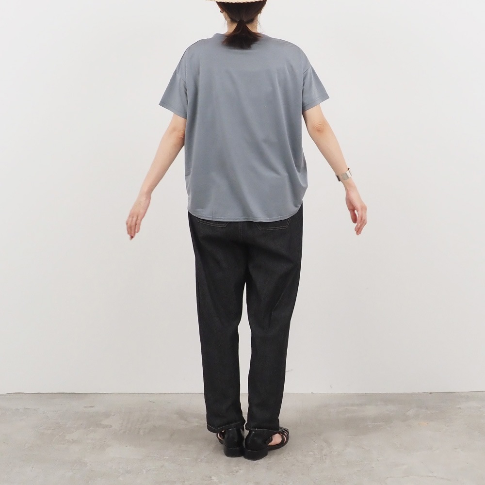 マイクロライクアウーヴン クルーネックT　Tシャツを着た女性の全身