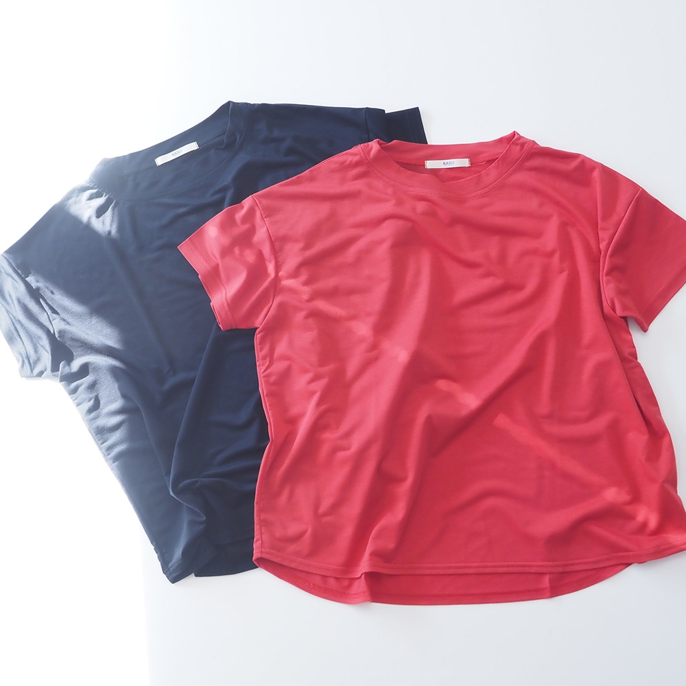 マイクロライクアウーヴン クルーネックT　Tシャツを着た女性の正面