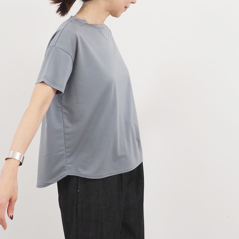 マイクロライクアウーヴン クルーネックT　Tシャツを着た女性の正面