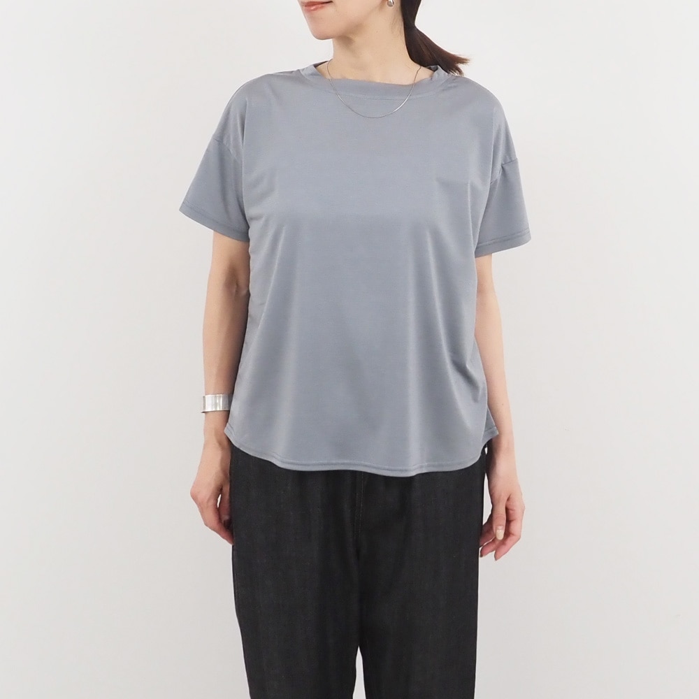 マイクロライクアウーヴン クルーネックT　Tシャツを着た女性の正面