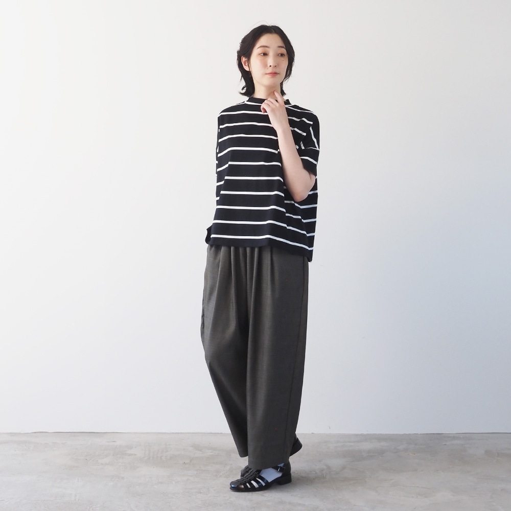 60/2ハイゲージ天竺ボーダー ワイドT　Ｔシャツを着た女性の全身