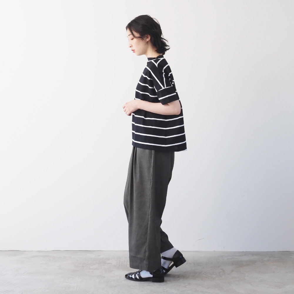 60/2ハイゲージ天竺ボーダー ワイドT　Ｔシャツを着た女性の全身