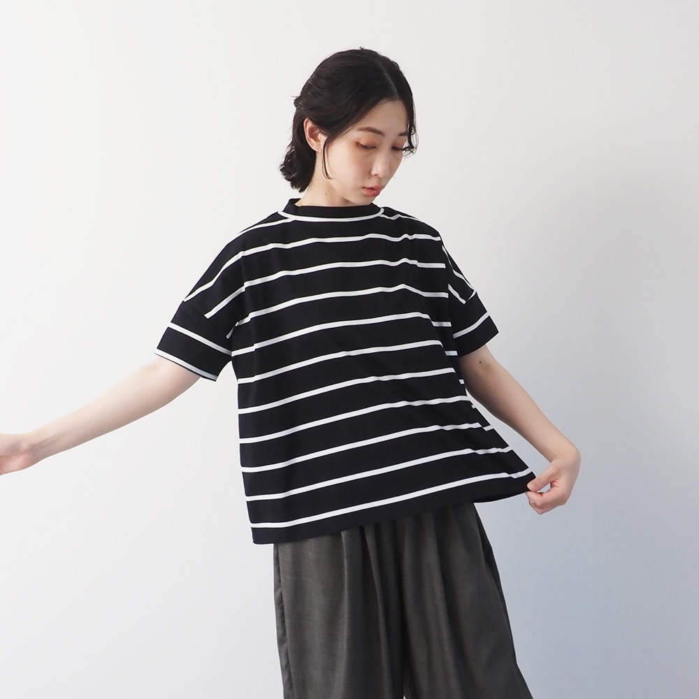 60/2ハイゲージ天竺ボーダー ワイドT　Ｔシャツを着た女性の全身