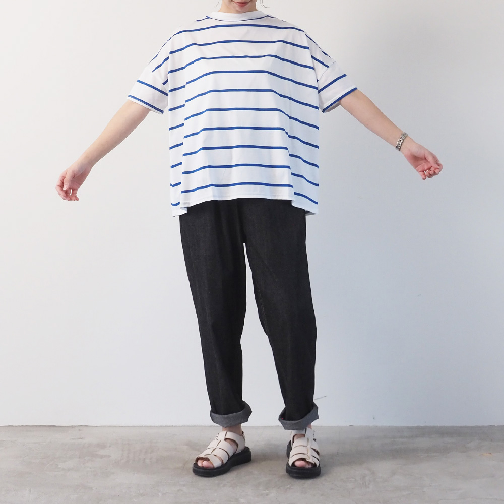 60/2ハイゲージ天竺ボーダー ワイドT　Ｔシャツを着た女性の全身