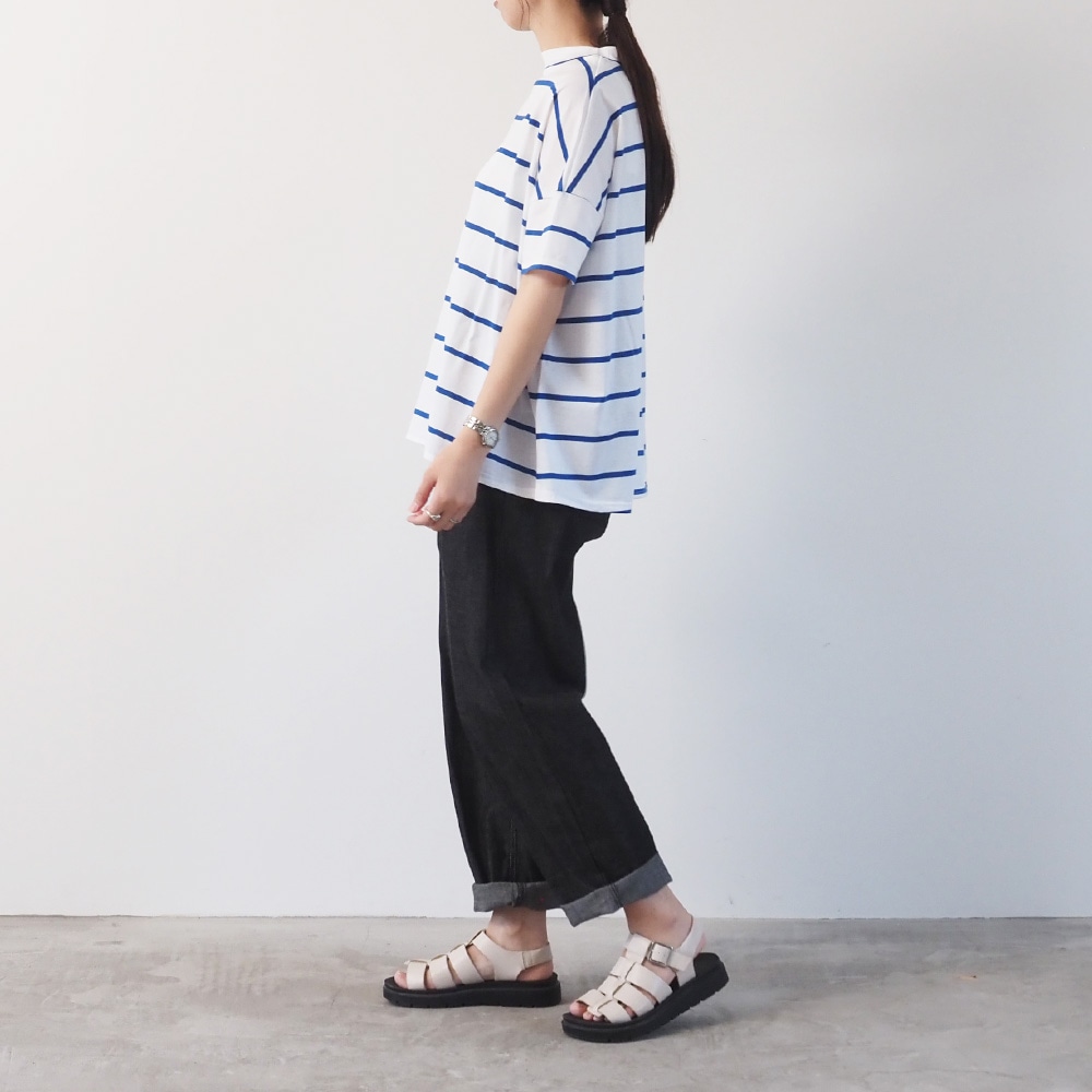 60/2ハイゲージ天竺ボーダー ワイドT　Ｔシャツを着た女性の全身