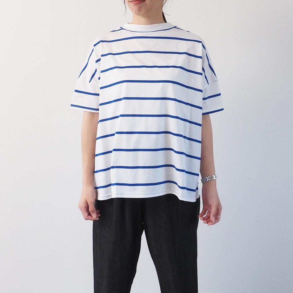60/2ハイゲージ天竺ボーダー ワイドT　Ｔシャツを着た女性の全身