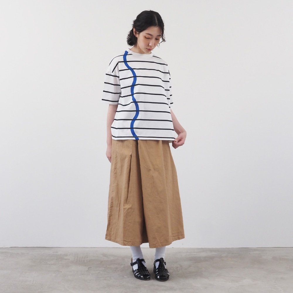 60/2ハイゲージ天竺ボーダー なみなみプリントT　Tシャツを着た女性の全身