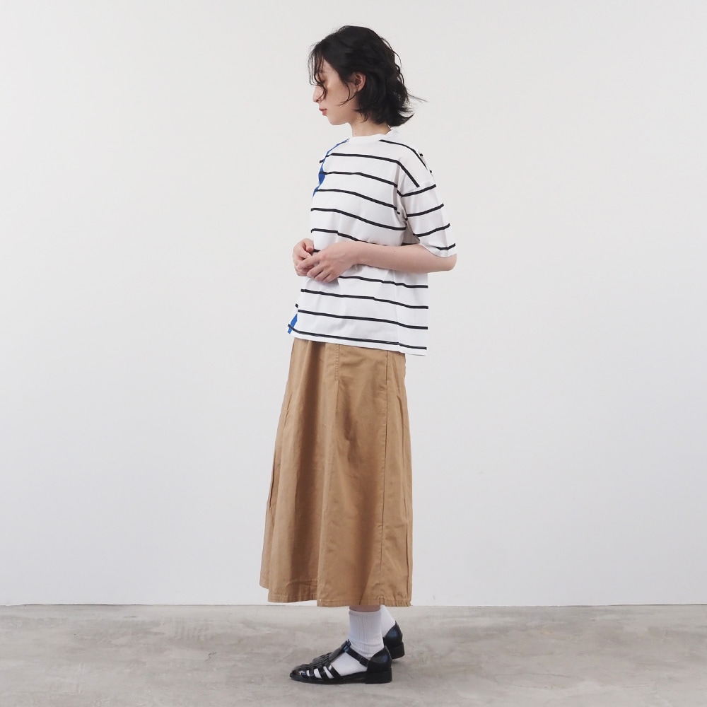 60/2ハイゲージ天竺ボーダー なみなみプリントT　Tシャツを着た女性の全身