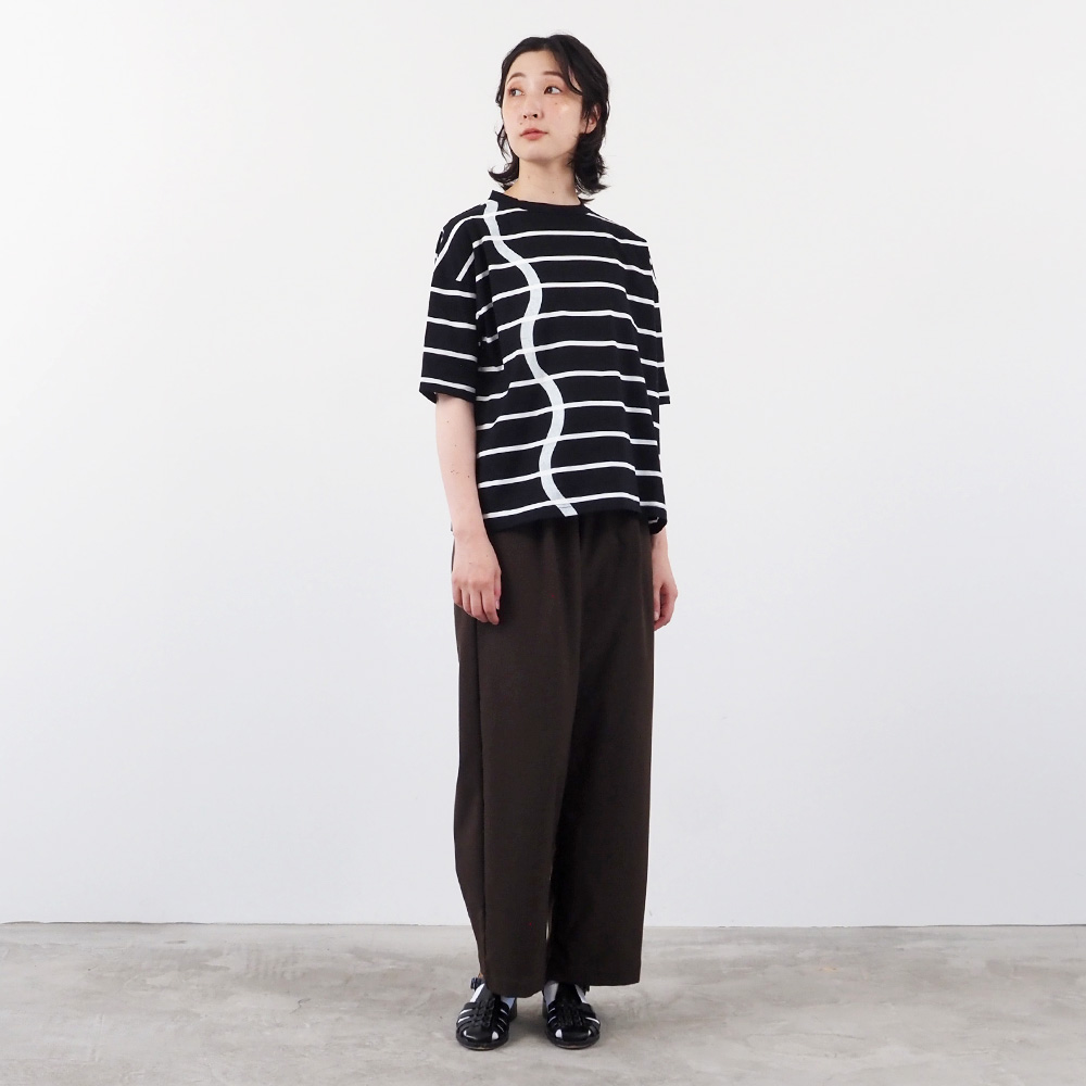 60/2ハイゲージ天竺ボーダー なみなみプリントT　Tシャツを着た女性の全身