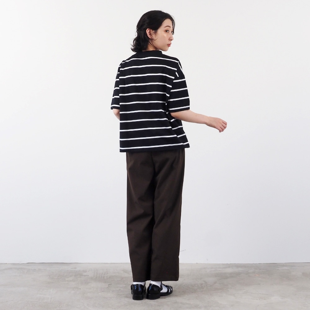 60/2ハイゲージ天竺ボーダー なみなみプリントT　Tシャツを着た女性の全身