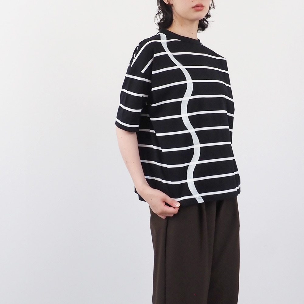 60/2ハイゲージ天竺ボーダー なみなみプリントT　Tシャツを着た女性の正面