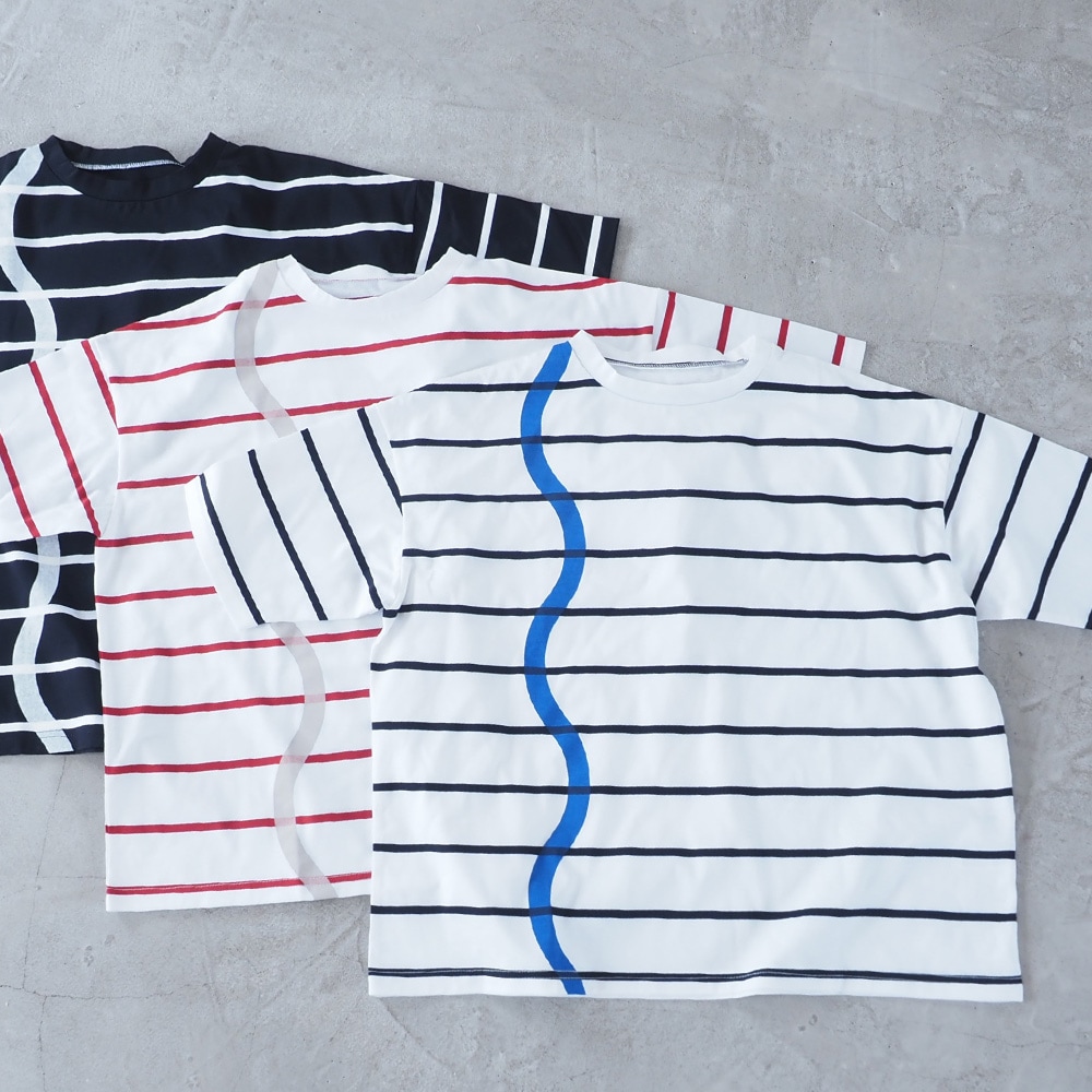 60/2ハイゲージ天竺ボーダー なみなみプリントT　Tシャツを着た女性の正面