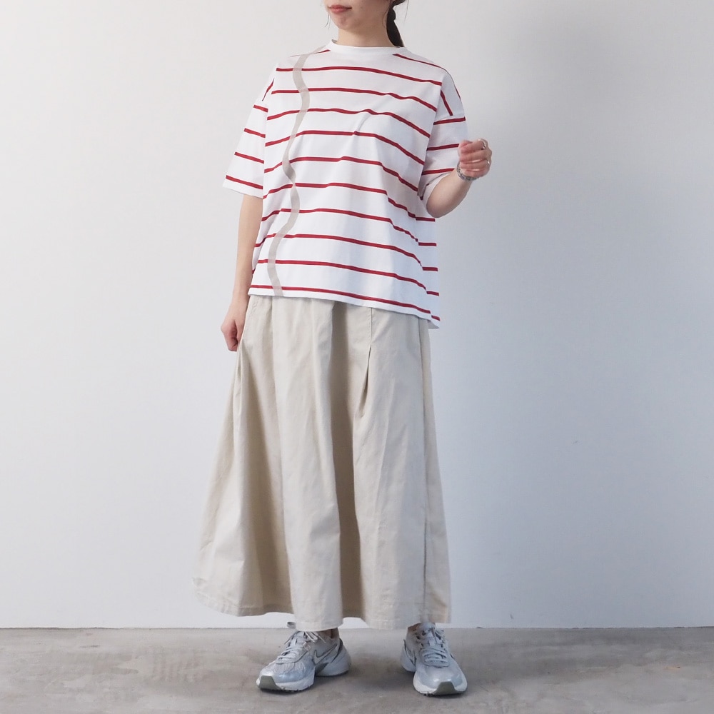 60/2ハイゲージ天竺ボーダー なみなみプリントT　Tシャツを着た女性の全身