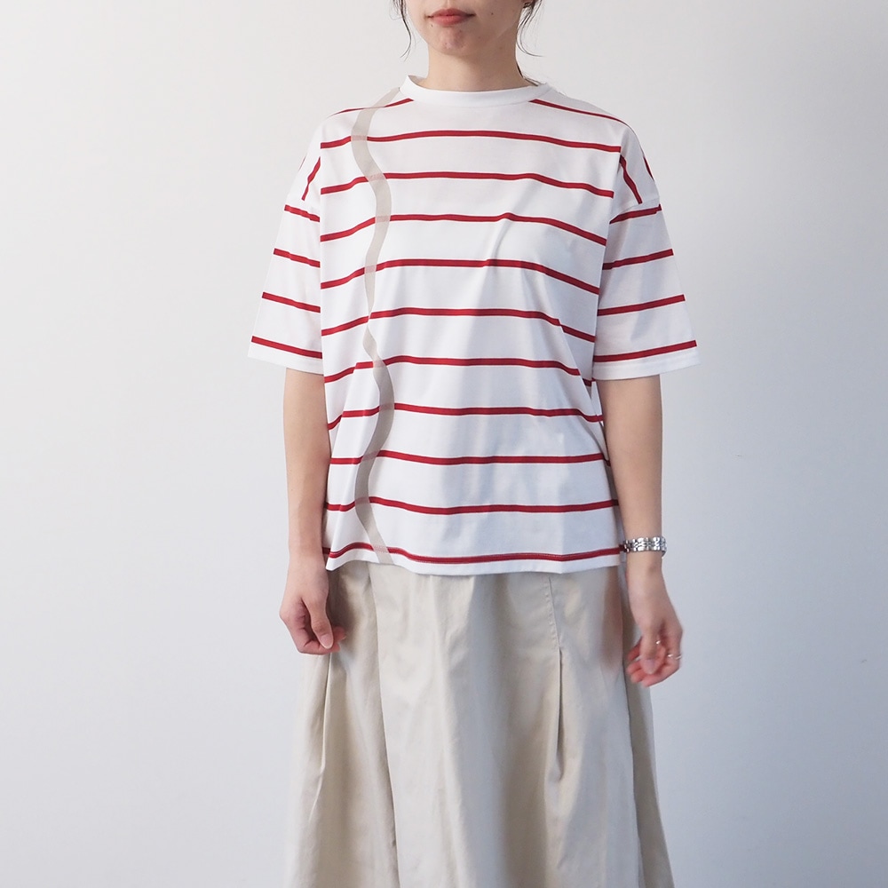 60/2ハイゲージ天竺ボーダー なみなみプリントT　Tシャツを着た女性の全身