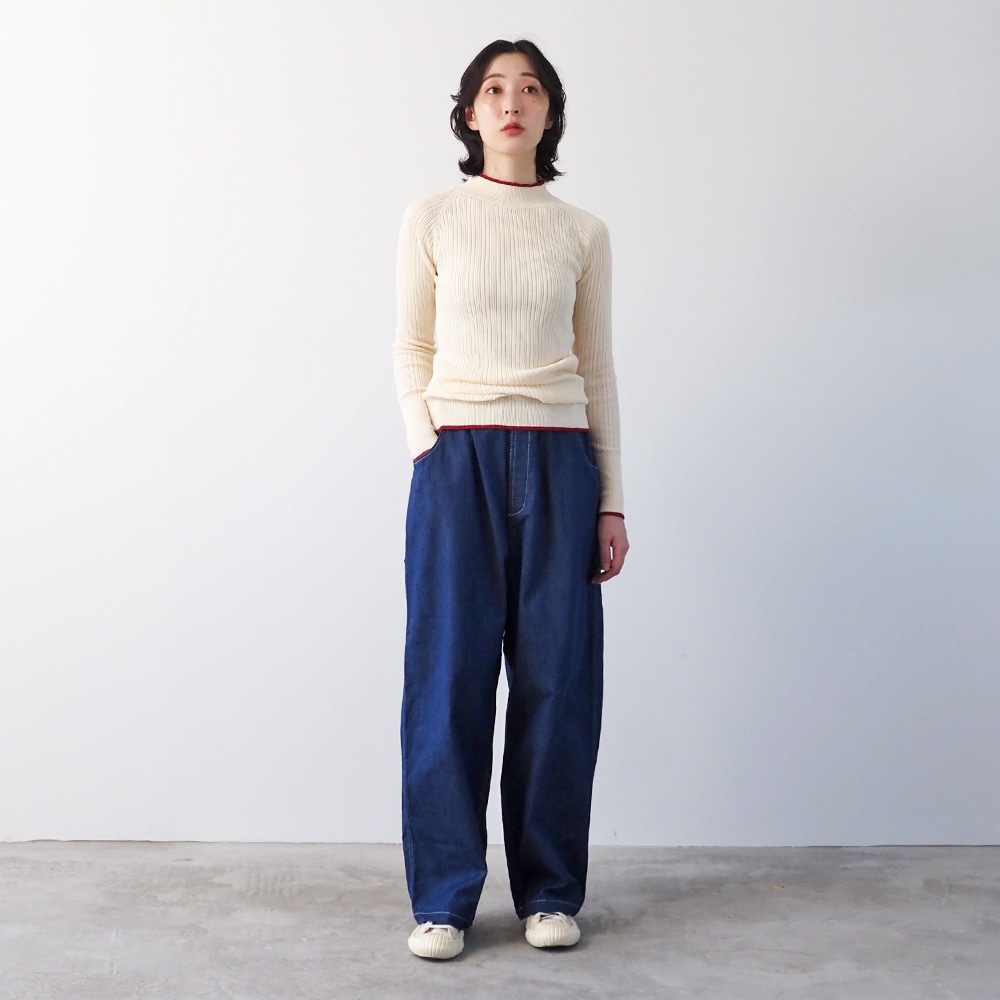 綿麻ムラ糸デニム ノッポパンツ パンツを着た女性の全身