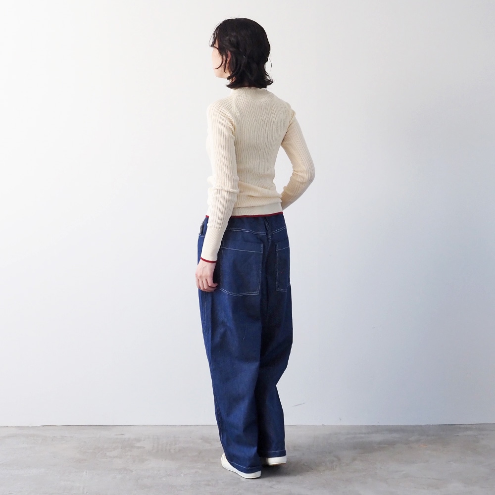 綿麻ムラ糸デニム ノッポパンツ パンツを着た女性の全身