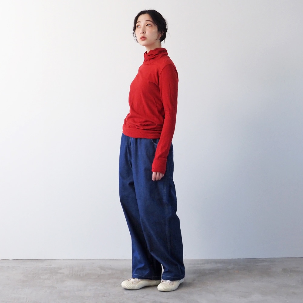 綿麻ムラ糸デニム ノッポパンツ パンツを着た女性の全身