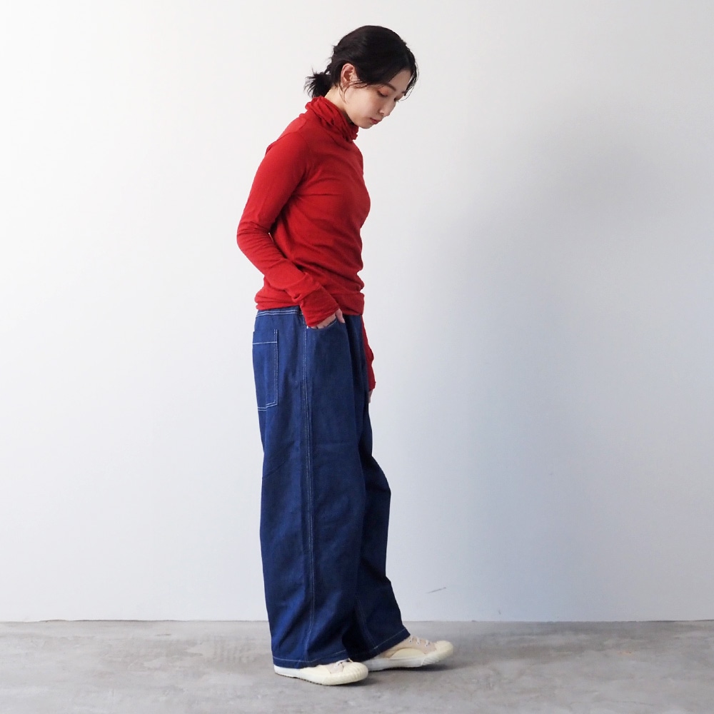 綿麻ムラ糸デニム ノッポパンツ パンツを着た女性の全身