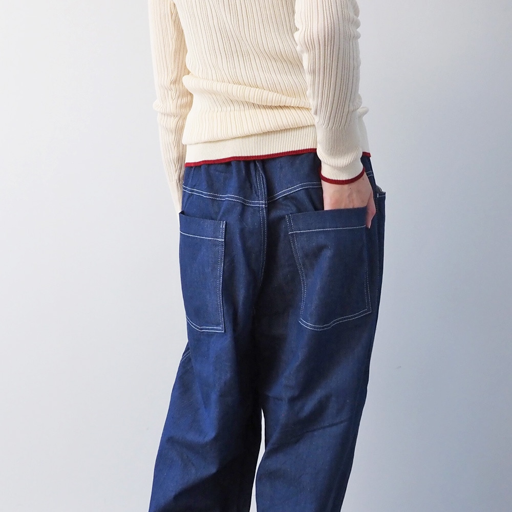 綿麻ムラ糸デニム ノッポパンツ パンツを着た女性の正面